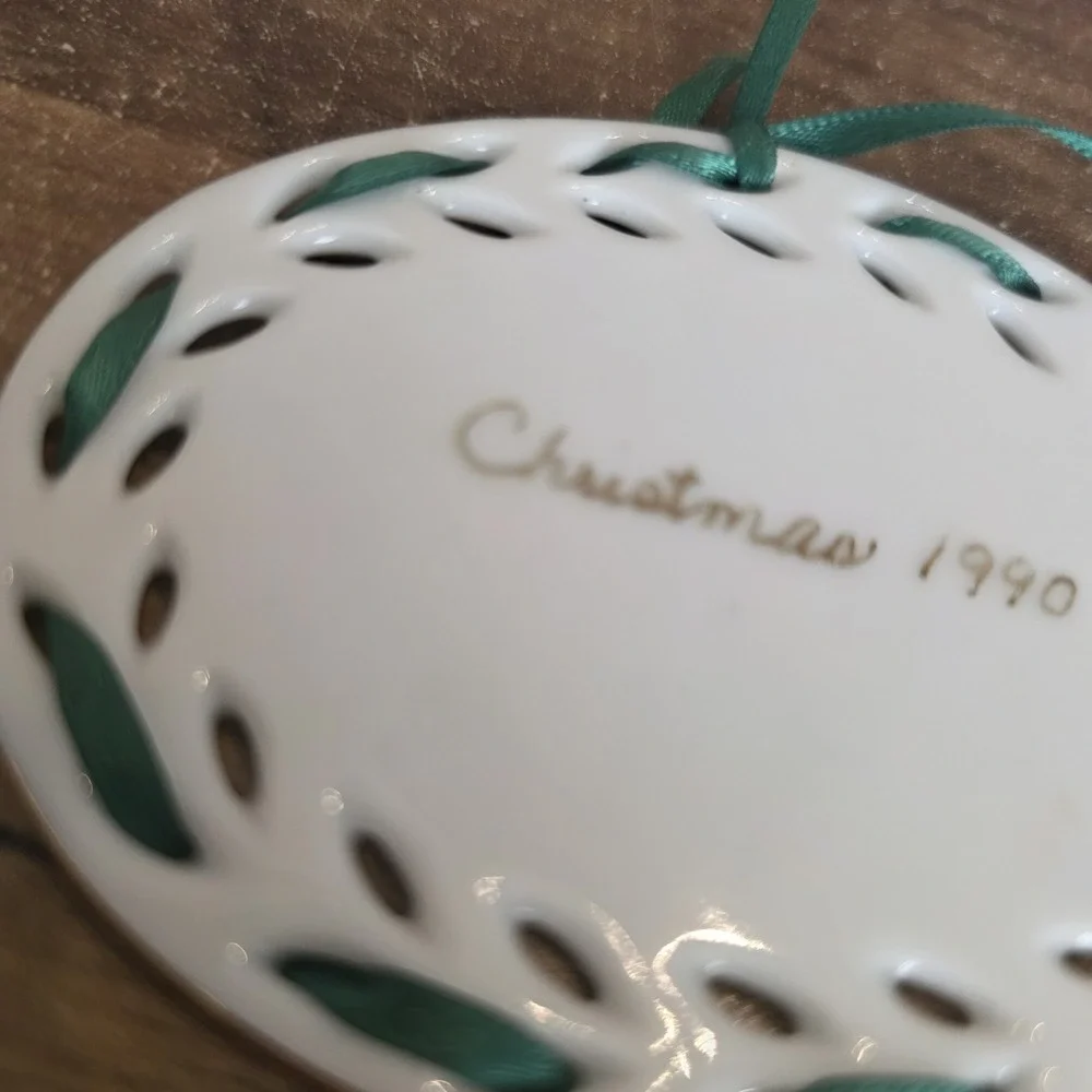 Hand Painted Pierced Leaf Porcelain Christmas Ornament Snowy Cottage‎ Scene 3.5